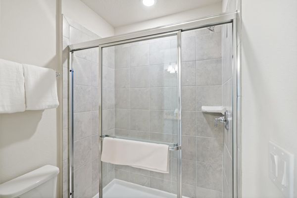 Jack N Jill Bathroom 4 Upstairs Shower (Beds 4 & 5)