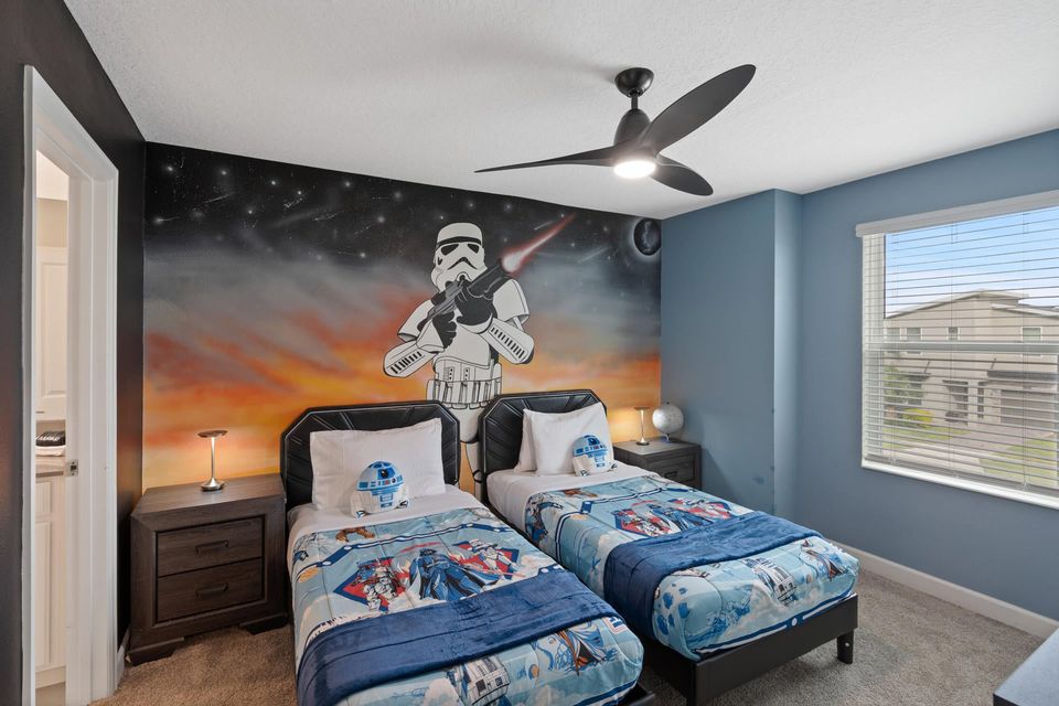 Two Twins Bedroom 3 Upstairs Shared Bathroom 43" Smart TV Star Wars Theme