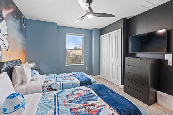 Two Twins Bedroom 3 Upstairs Shared Bathroom 43" Smart TV Star Wars Theme