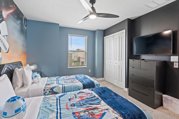 Two Twins Bedroom 3 Upstairs Shared Bathroom 43" Smart TV Star Wars Theme