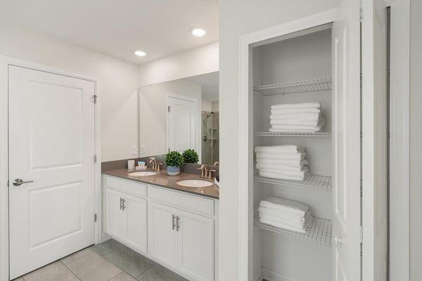Master King Bathroom 1 Upstairs Tub & Shower