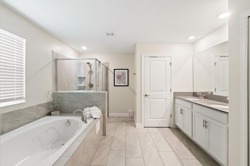 Master King Bathroom 1 
Tub & Shower