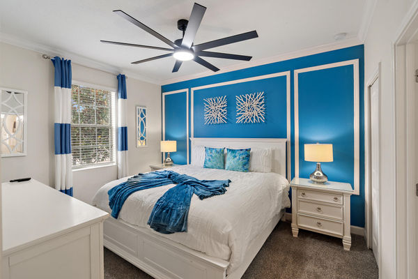 King Bedroom 2 Downstairs Shared Bathroom 50" Smart TV