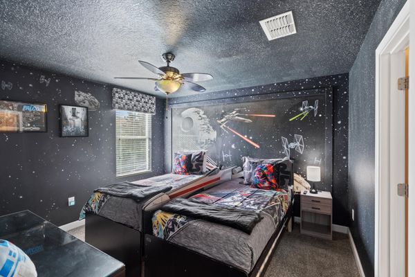 Two Twins Bedroom 8 Upstairs Shared Bathroom 40" Roku TV Star Wars Theme