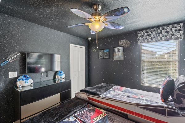 Two Twins Bedroom 8 Upstairs Shared Bathroom 40" Roku TV Star Wars Theme