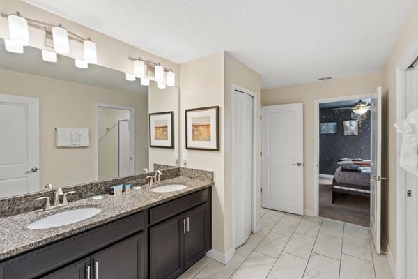 Jack N Jill Bathroom 4 Upstairs Shower (Beds 3 & 8)