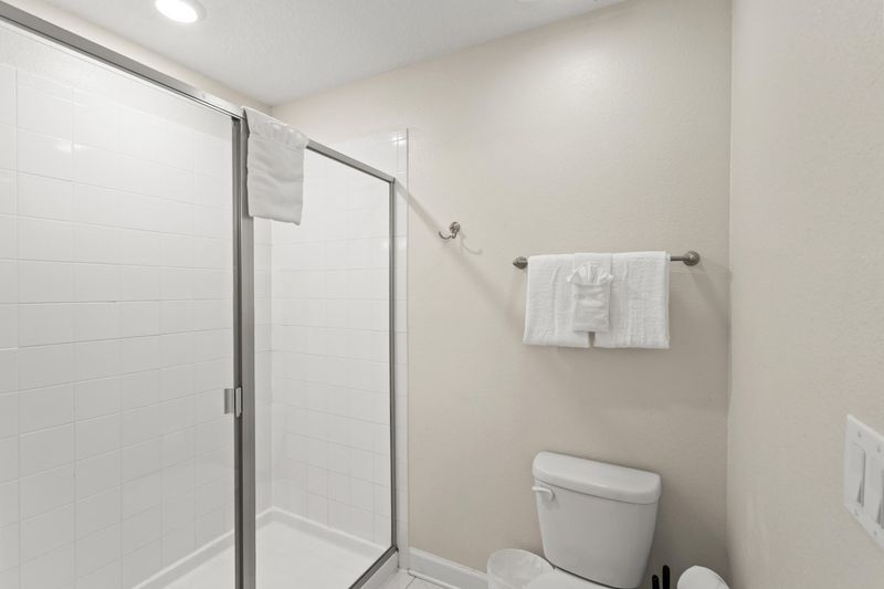 Jack N Jill Bathroom 4 Upstairs Shower (Beds 3 & 8)