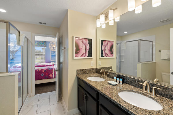 Jack N Jill Bathroom 5 Upstairs Shower (Beds 5 & 6)