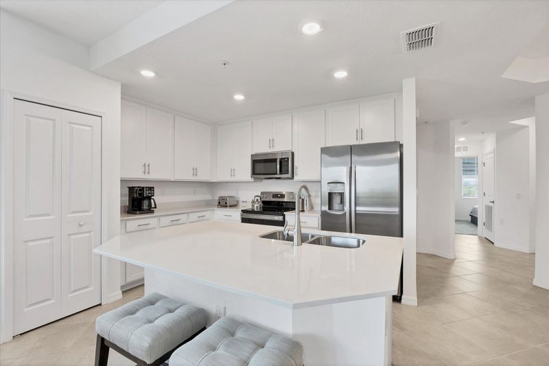 Bright, open, fully equipped kitchen