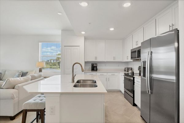 Bright, open, fully equipped kitchen