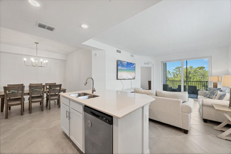 Bright, open, fully equipped kitchen