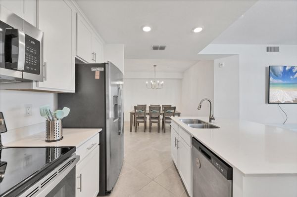Bright, open, fully equipped kitchen