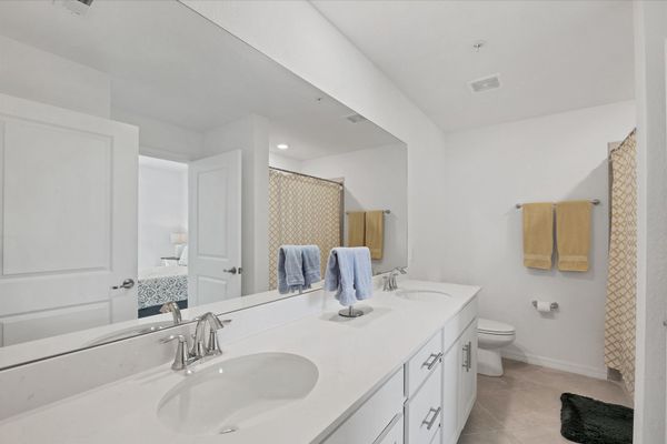 Guest bathroom with shower / tub combo