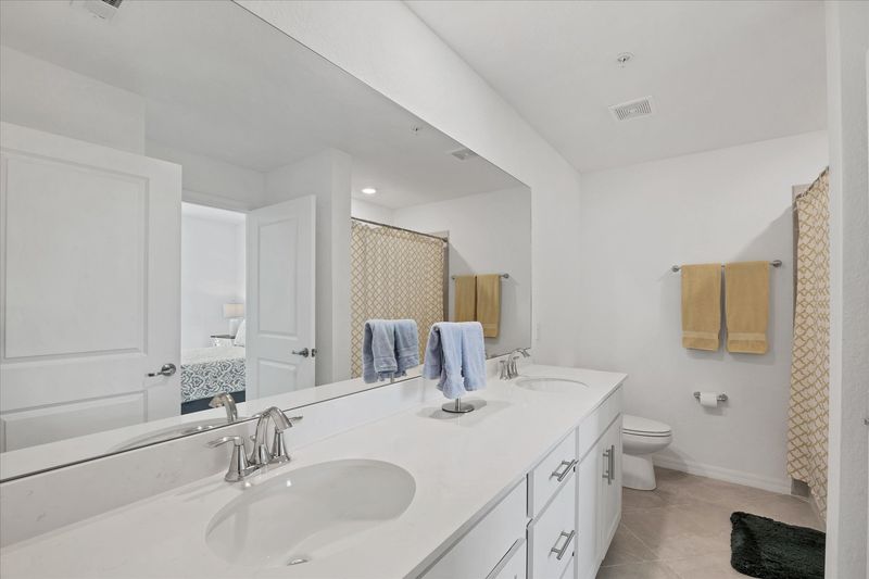 Guest bathroom with shower / tub combo