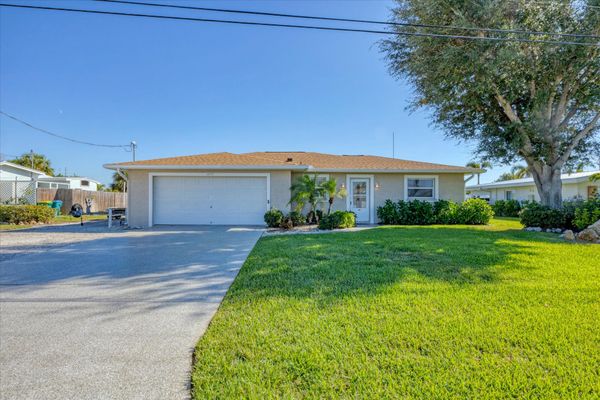 Quaint 2 bedroom, 2 bathroom waterfront home with private hot tub on Lemon Bay in Englewood, FL