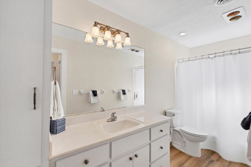 Guest bathroom with shower/tub combo