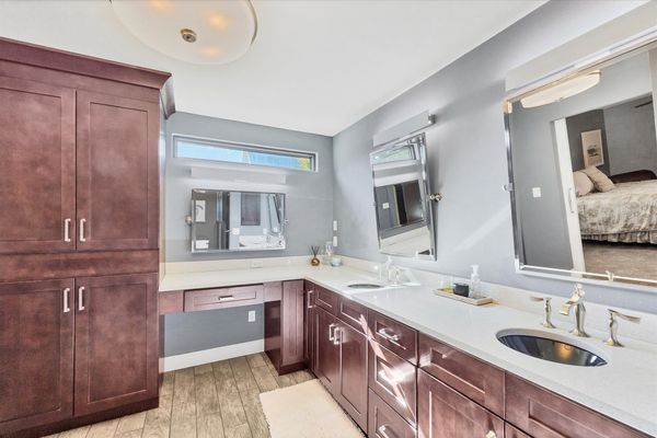 Gorgeous, updated en suite with walk-in shower and double vanities