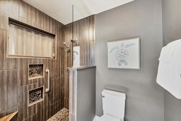 Gorgeous, updated en suite with walk-in shower and double vanities