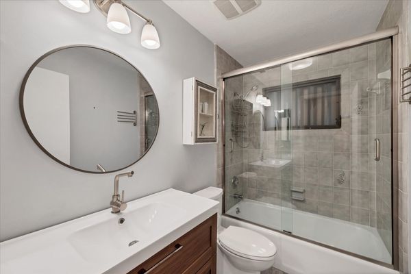 Guest bathroom with shower / tub combo