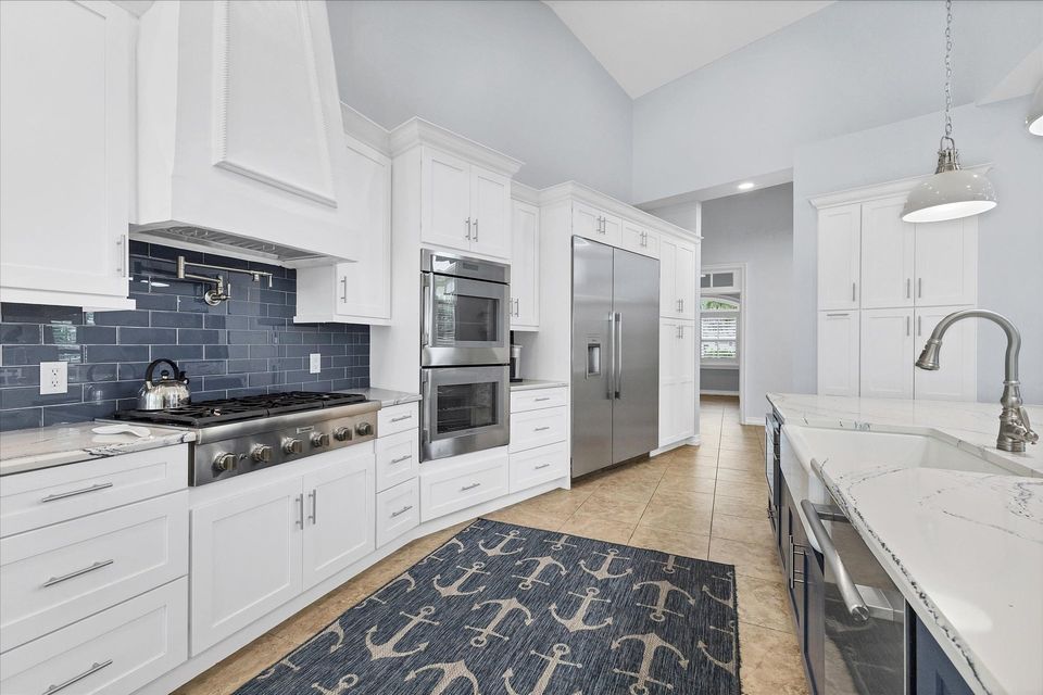 Gorgeous, fully-equipped kitchen features high-end stainless-steel appliances, and plenty of storage and counter top space