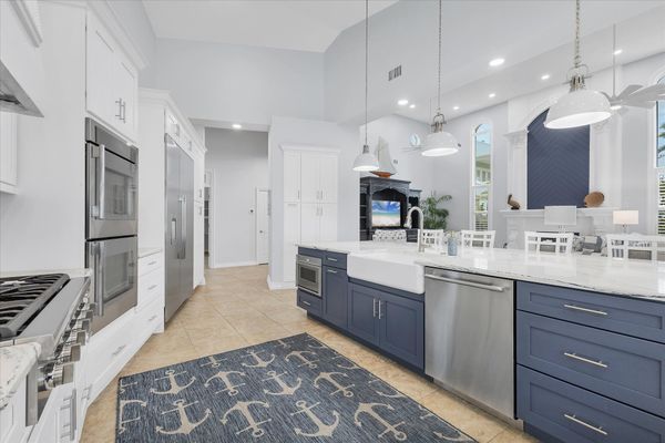 Gorgeous, fully-equipped kitchen features high-end stainless-steel appliances, and plenty of storage and counter top space