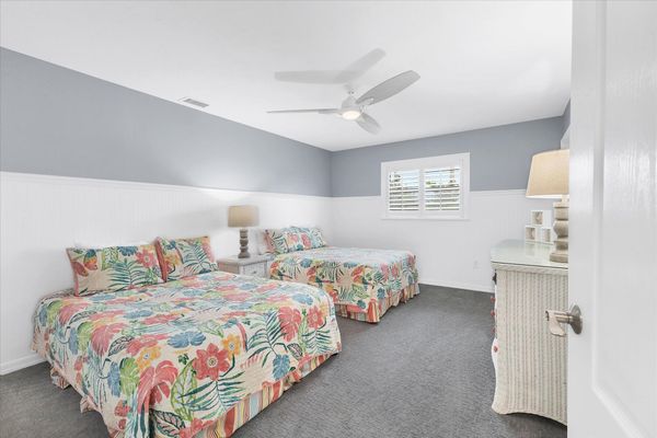 Guest bedroom with 2 double beds