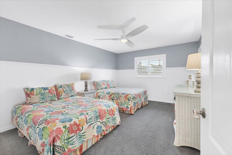 Guest bedroom with 2 double beds
