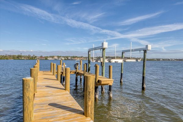 60' dock. (Boat lift is not for guest use)