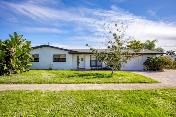 Beautiful 4/3 waterfront home with private pool