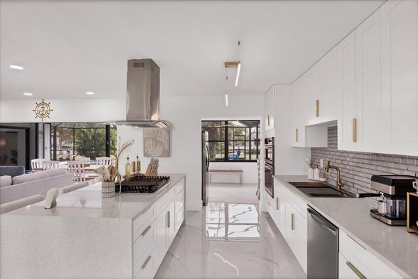 Gorgeous, bright, open, fully-equipped kitchen