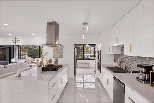 Gorgeous, bright, open, fully-equipped kitchen