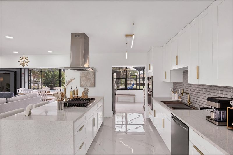 Gorgeous, bright, open, fully-equipped kitchen
