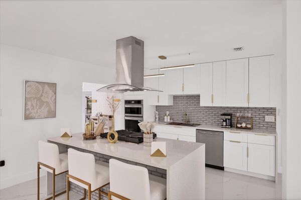 Gorgeous, bright, open, fully-equipped kitchen