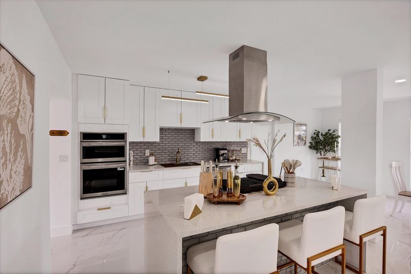 Gorgeous, bright, open, fully-equipped kitchen