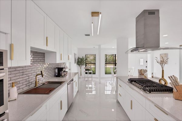 Gorgeous, bright, open, fully-equipped kitchen