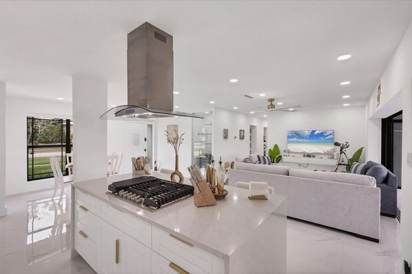 Gorgeous, bright, open, fully-equipped kitchen