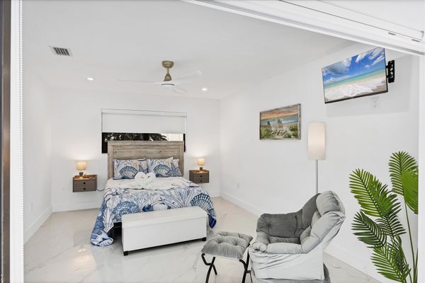 Double suite with one double bed, attached bathroom, lanai access, and 32-inch Smart TV