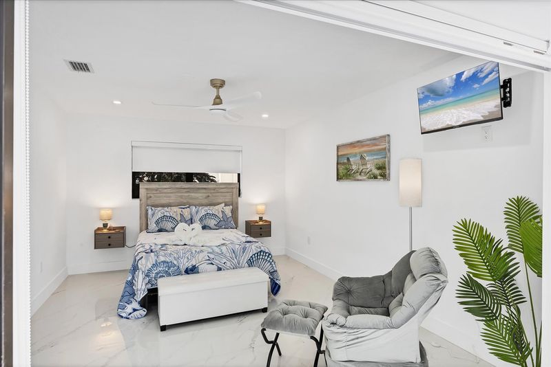 Double suite with one double bed, attached bathroom, lanai access, and 32-inch Smart TV