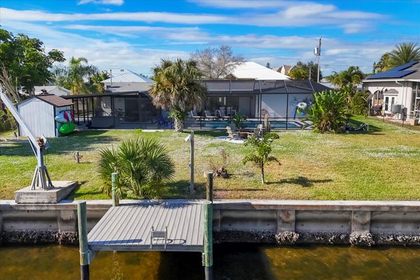 10' x 10' dock just steps away from Peace River. (Boat lift is not for guest use)