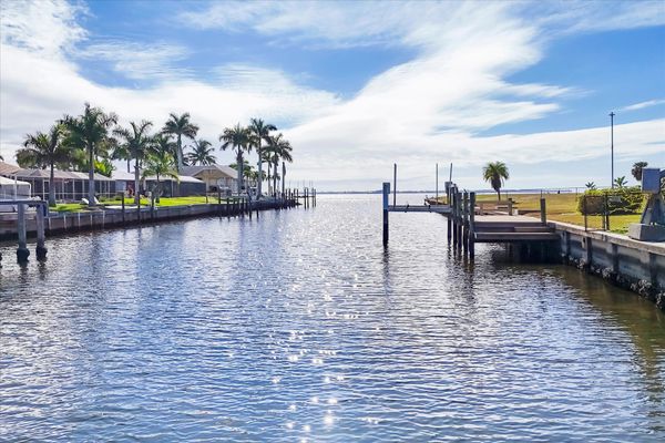 10' x 10' dock just steps away from Peace River. (Boat lift is not for guest use)