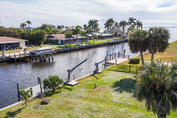 10' x 10' dock just steps away from Peace River. (Boat lift is not for guest use)