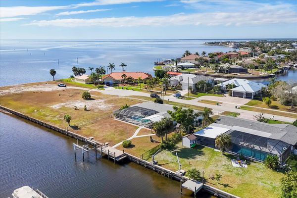 Beautiful 4/3 waterfront home with private pool on Peace River