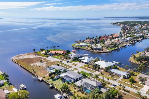 Beautiful 4/3 waterfront home with private pool on Peace River