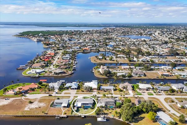 Beautiful 4/3 waterfront home with private pool on Peace River