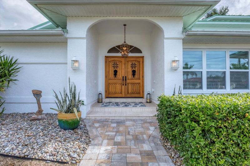 Beautiful, spacious, waterfront home with private pool in Punta Gorda