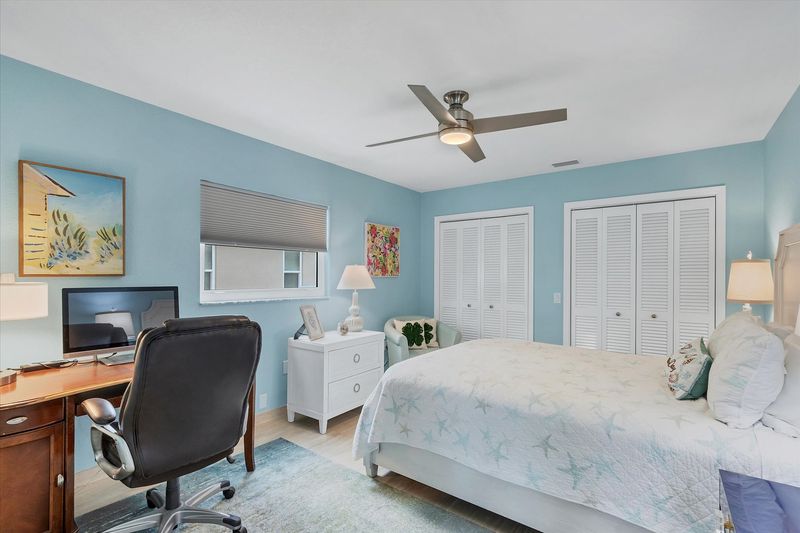 Downstairs queen bedroom with desk & chair