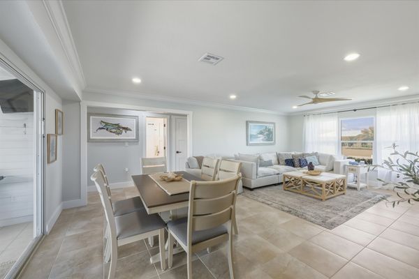 Dining area. Dining table seats 6