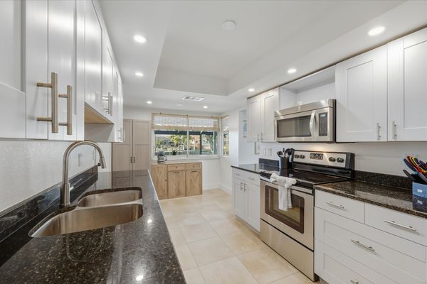 Bright, fully-equipped kitchen