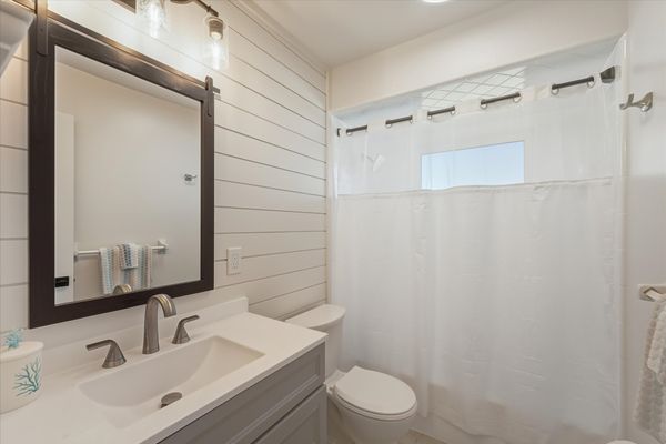 Guest bathroom with shower/tub combo
