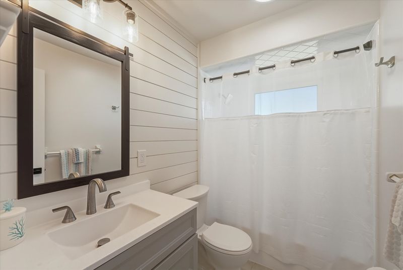 Guest bathroom with shower/tub combo